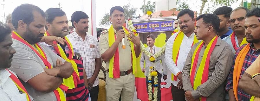 ಶಿರಹಟ್ಟಿ ಪಟ್ಟಣದ ನೆಹರೂ ವೃತ್ತದಲ್ಲಿ ನಡೆದ ಶ್ರದ್ಧಾಂಜಲಿ ಕಾರ್ಯಕ್ರಮದಲ್ಲಿ ಸಿಪಿಐ ವಿಕಾಸ ಲಮಾಣಿ ಮಾತನಾಡಿದರು