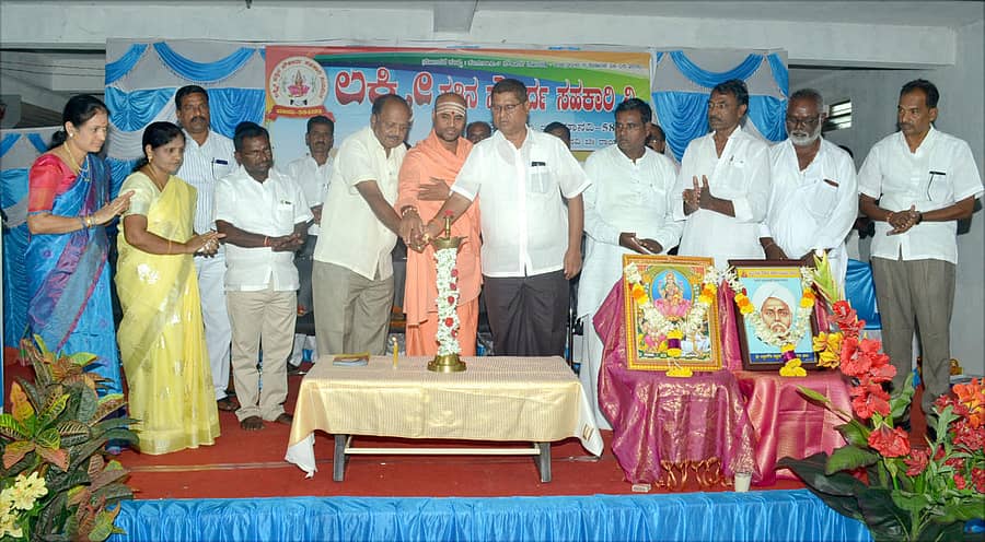 ಮಾನ್ವಿಯಲ್ಲಿ ಭಾನುವಾರ ಲಕ್ಷ್ಮೀ ಪತ್ತಿನ ಸೌಹರ್ದ ಸಹಕಾರಿ ನಿಯಮಿತದ ವಾರ್ಷಿಕ ಮಹಾಸಭೆಯನ್ನು ಅಮರೇಗೌಡ ನಕ್ಕುಂದಿ ಉದ್ಘಾಟಿಸಿದರು