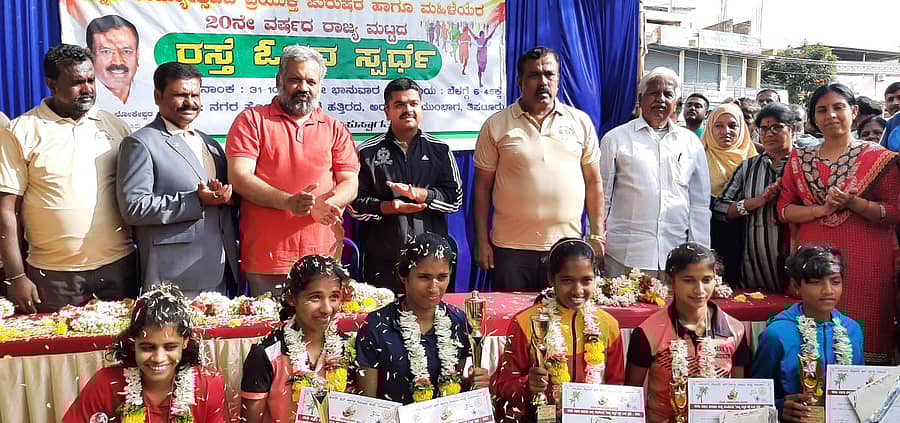 ತಿಪಟೂರಿನಲ್ಲಿ ನಡೆದ ರಸ್ತೆ ಓಟದ ಸ್ಪರ್ಧೆಯಲ್ಲಿ ಮಹಿಳೆಯರ ವಿಭಾಗದ ವಿಜೇತರೊಂದಿಗೆ ಗಣ್ಯರು