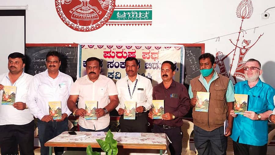 ಶ್ರೀರಂಗಪಟ್ಟಣ ತಾಲ್ಲೂಕಿನ ಅರಕೆರೆಯ ಕವಿ ಕೊ.ನಾ.ಪುರುಷೋತ್ತಮ (ಕೊನಾಪು) ಅವರ ‘ಪುರುಷ ಪಥ’ ಕವನ ಸಂಕಲವನ್ನು ಗಾಂಧಿವಾದಿ ಡಾ.ಬಿ.ಸುಜಯಕುಮಾರ್ ಆ.16ರಂದು ಬಿಡುಗಡೆ ಮಾಡಿದ ಸಂದರ್ಭ