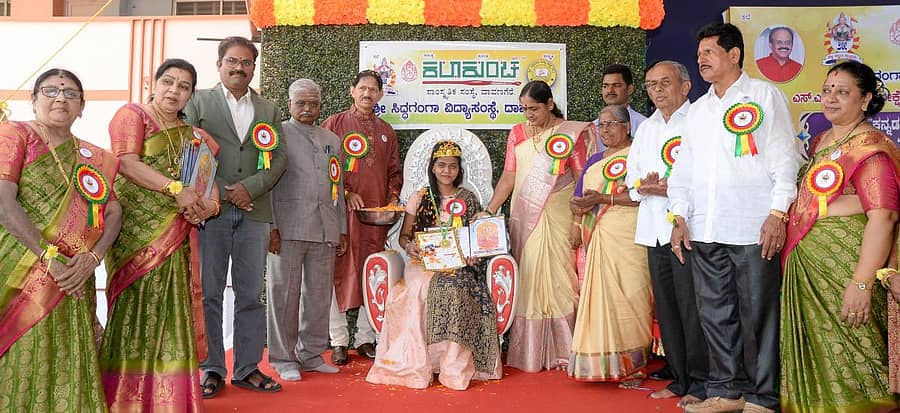 ಎಸ್ಸೆಸ್ಸೆಲ್ಸಿಯಲ್ಲಿ 125ಕ್ಕೆ 125 ಅಂಕ ಗಳಿಸಿರುವ ಅನುಷಾ ಗ್ರೇಸ್ ಡಿ ಚಿಂದವಾಳ್ ಅವರಿಗೆ ದಾವಣಗೆರೆಯ ಸಿದ್ದಗಂಗಾ ಶಾಲೆಯಲ್ಲಿ ಕಲಾಕುಂಚ ಸಾಂಸ್ಕೃತಿಕ ಸಂಸ್ಥೆ ಆಯೋಜಿಸಿದ್ದ ಕಾರ್ಯಕ್ರಮದಲ್ಲಿ ಸನ್ಮಾನಿಸಲಾಯಿತು