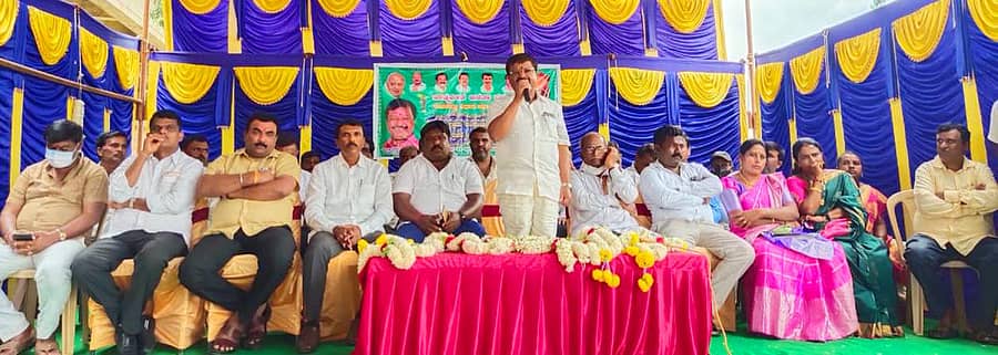 ದೇವನಹಳ್ಳಿ ತಾಲ್ಲೂಕು ಆವತಿ ಗ್ರಾಮದಲ್ಲಿ ಆಯೋಜಿಸಿದ್ದ ಬೂತ್ ಮಟ್ಟದ ಜೆಡಿಎಸ್ ಕಾರ್ಯಕರ್ತರ ಸಭೆಯಲ್ಲಿ ಶಾಸಕ ನಿಸರ್ಗ ನಾರಾಯಣಸ್ವಾಮಿ ಮಾತನಾಡಿದರು