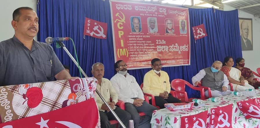 ಭದ್ರಾವತಿ ಲಯನ್ಸ್ ಸಭಾಂಗಣದಲ್ಲಿ ಭಾನುವಾರ ನಡೆದ ಸಿಪಿಐಎಂ ಜಿಲ್ಲಾ ಸಮ್ಮೇಳನದಲ್ಲಿ ರಾಜ್ಯ ಸಮಿತಿ ಸದಸ್ಯ ಡಾ.ಕೆ. ಪ್ರಕಾಶ್ ಮಾತನಾಡಿದರು.