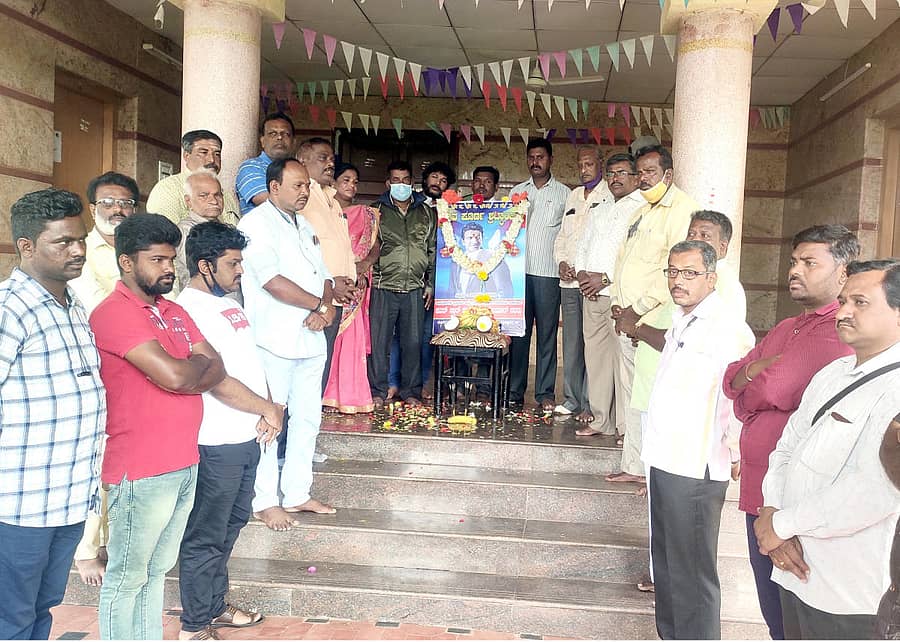 ದೊಡ್ಡಬಳ್ಳಾಪುರದಲ್ಲಿ ಭಾನುವಾರ ತಾಲ್ಲೂಕು ಕಾರ್ಯನಿರತ ಪತ್ರಕರ್ತರ ಸಂಘ, ಪತ್ರಕರ್ತರ ಕ್ಷೇಮಾಭಿವೃದ್ಧಿ ಟ್ರಸ್ಟ್ನಿಂದ ಪುನೀತ್ ರಾಜ್ಕುಮಾರ್ ನಿಧನಕ್ಕೆ ಶ್ರದ್ಧಾಂಜಲಿ ಸಲ್ಲಿಸಲಾಯಿತು