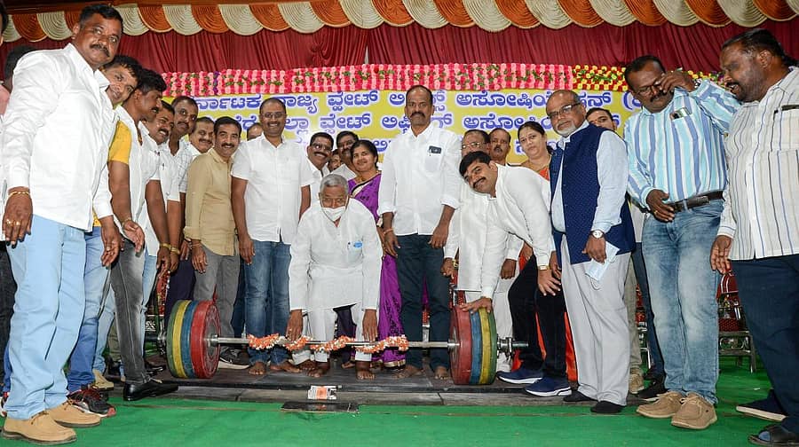 ದಾವಣಗೆರೆಯ ಗುಂಡಿ ಮಹದೇವಪ್ಪ ಕಲ್ಯಾಣ ಮಂಟಪದಲ್ಲಿ ಆಯೋಜಿಸಿದ್ದ ರಾಜ್ಯಮಟ್ಟದ ಹಿರಿಯರ ಮತ್ತು ಕಿರಿಯರ ಮಹಿಳೆಯರ ಮತ್ತು ಪುರುಷರ ಹಾಗೂ ಬಾಲಕ ಬಾಲಕಿಯರ ವೇಟ್‌ಲಿಫ್ಟಿಂಗ್ ಸ್ಪರ್ಧೆಯನ್ನು ಭಾನುವಾರ ಶಾಸಕ ಎಸ್.ಎ. ರವೀಂದ್ರನಾಥ ಉದ್ಘಾಟಿಸಿದರು