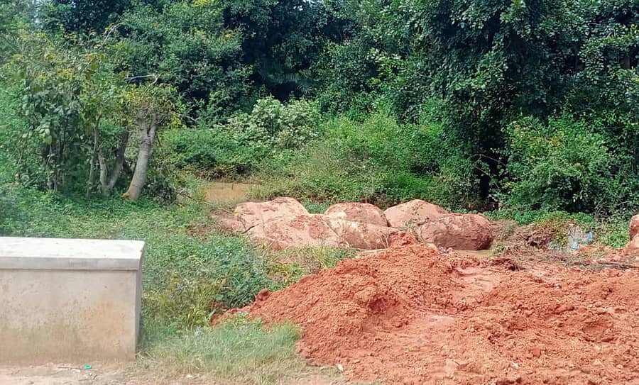 ದೊಡ್ಡಬಳ್ಳಾಪುರ ತಾಲ್ಲೂಕಿನ ದೊಡ್ಡತುಮಕೂರು ಗ್ರಾಮದ ಸಮೀಪ ಮಳೆ ನೀರು ಹರಿದು ಹೋಗುವ ಕಾಲುವೆಗಳಿಗೆ ರಾಶಿ ಹಾಕಿರುವ ಕಲ್ಲು ಬಂಡೆಗಳು