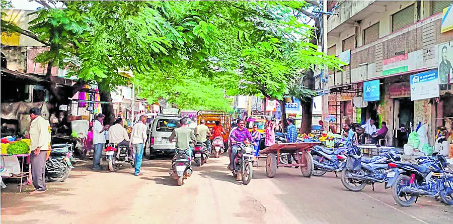 ಮಧುಗಿರಿ ಪಟ್ಟಣದ ಎಚ್.ಎಸ್. ರಸ್ತೆಯಲ್ಲಿ ರಸ್ತೆಯ ಎರಡು ಬದಿ ವಾಹನ ನಿಲುಗಡೆ ಮಾಡಲಾಗಿದೆ