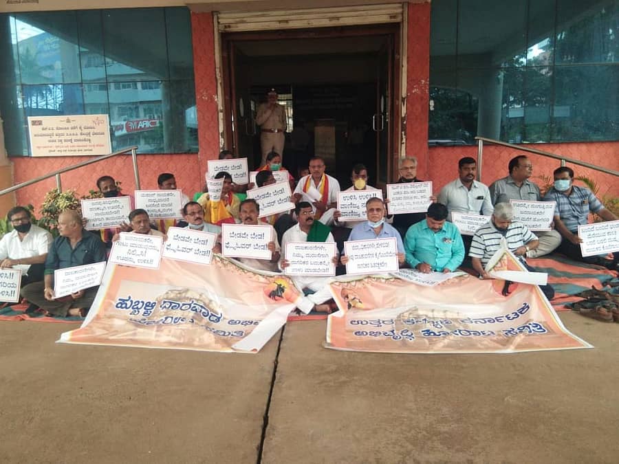 ಹುಬ್ಬಳ್ಳಿಯ ಚನ್ನಮ್ಮ ವೃತ್ತದಲ್ಲಿ ಮೇಲ್ಸೇತುವೆ ರಸ್ತೆ ಕಾಮಗಾರಿ ವಿರೋಧಿಸಿ ಹಾಗೂ ಉತ್ತರ ಕರ್ನಾಟಕದ ಅಭಿವೃದ್ಧಿ ವಿಷಯದಲ್ಲಿ ಸರ್ಕಾರ ಮಲತಾಯಿ ಧೋರಣೆ ಅನುಸುರಿಸುತ್ತಿದೆ ಎಂದು ಆರೋಪಿಸಿ, ಉತ್ತರ ಕಲ್ಯಾಣ ಕರ್ನಾಟಕ ಅಭಿವೃದ್ಧಿ ಹೋರಾಟ ಸಮಿತಿ ಸದಸ್ಯರು ಮಿನಿ ವಿಧಾನಸೌಧದ ಎದುರು ಸೋಮವಾರ ಪ್ರತಿಭಟನೆ ನಡೆಸಿದರು