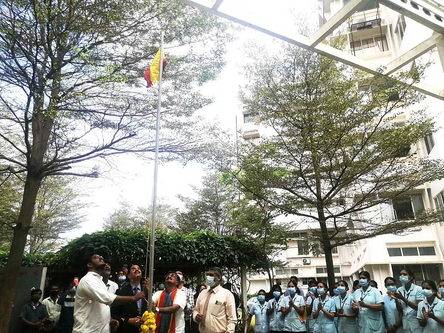 ದೇರಳಕಟ್ಟೆಯ ನಿಟ್ಟೆ ಪರಿಗಣಿತ ವಿಶ್ವವಿದ್ಯಾಲಯದಲ್ಲಿ ಪ್ರದೀಪ್ ಕುಮಾರ್ ಕಲ್ಕೂರ ಧ್ವಜಾರೋಹಣ ಮಾಡಿದರು