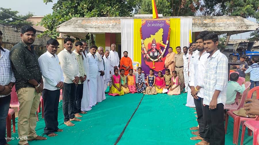 ಕರ್ನಾಟಕ ರಾಜ್ಯೋತ್ಸವದ ಪ್ರಯುಕ್ತ ತುರ್ವಿಹಾಳ ಪಟ್ಟಣದಲ್ಲಿ ಸೋಮವಾರ ಭುವನೇಶ್ವರಿ ದೇವಿ ಭಾವಚಿತ್ರಕ್ಕೆ ಪೂಜೆ ಸಲ್ಲಿಸಲಾಯಿತು