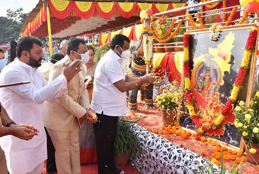 ಧಾರವಾಡದ ಆರ್.ಎನ್.ಶೆಟ್ಟಿ ಕ್ರೀಡಾಂಗಣದಲ್ಲಿ ಸೋಮವಾರ ನಡೆದ ಕರ್ನಾಟಕ ರಾಜ್ಯೋತ್ಸವ ಕಾರ್ಯಕ್ರಮದಲ್ಲಿ ಭುವನೇಶ್ವರಿ ಚಿತ್ರಕ್ಕೆ ಶಂಕರ ಪಾಟೀಲ ಮುನೇನಕೊಪ್ಪ ಪುಷ್ಪ ನಮನ ಸಲ್ಲಿಸಿದರು. ಅಮೃತ ದೇಸಾಯಿ, ನಿತೇಶ್ ಕೆ. ಪಾಟೀಲ ಇದ್ದಾರೆ.