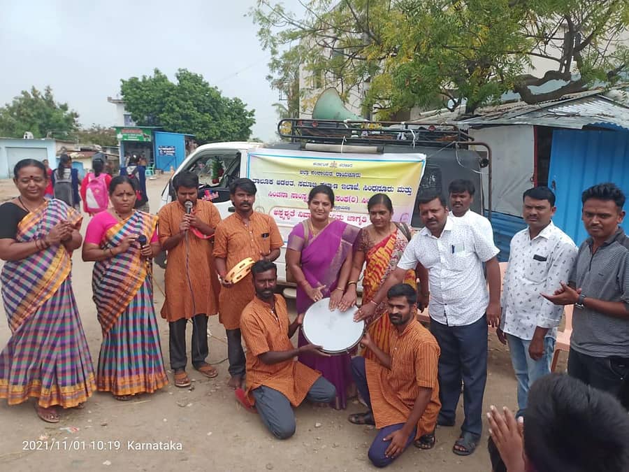 ತುರ್ವಿಹಾಳ ಪಟ್ಟಣದಲ್ಲಿ ಸಿಂಧನೂರಿನ ಸಿಂಚನ ಸಾಂಸ್ಕೃತಿಕ ಕಲಾ ಸಂಘದ ಸದಸ್ಯರು ಬೀದಿನಾಟಕ ಪ್ರದರ್ಶಿಸಿದರು