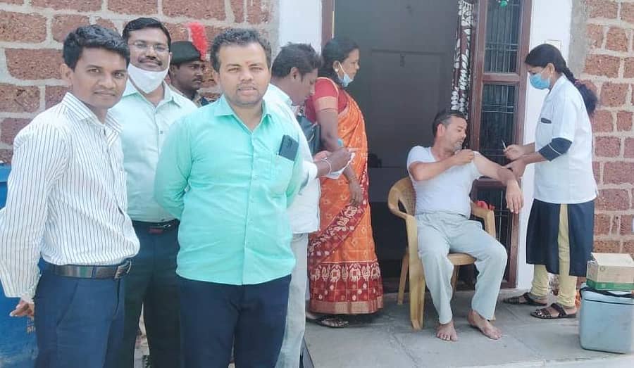 ಬೀದರ್ ತಾಲ್ಲೂಕಿನ ಹಮಿಲಾಪುರದಲ್ಲಿ ಆರೋಗ್ಯ ಇಲಾಖೆ ಸಿಬ್ಬಂದಿ ಮನೆ ಮನೆಗೆ ತೆರಳಿ ಕೋವಿಡ್ ಲಸಿಕೆ ಕೊಟ್ಟರು