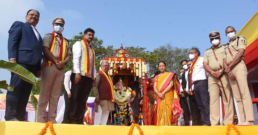 ಬೆಳಗಾವಿಯ ಸಿಪಿಇಡಿ ಕಾಲೇಜು ಮೈದಾನದಲ್ಲಿ ಜಿಲ್ಲಾಡಳಿತದಿಂದ ಸೋಮವಾರ ಆಯೋಜಿಸಿದ್ದ ಕರ್ನಾಟಕ ರಾಜ್ಯೋತ್ಸವದಲ್ಲಿ ಭುವನೇಶ್ವರಿ ಪ್ರತಿಮೆಗೆ ಜಿಲ್ಲಾ ಉಸ್ತುವಾರಿ ಸಚಿವ ಗೋವಿಂದ ಕಾರಜೋಳ ಪೂಜೆ ಸಲ್ಲಿಸಿದರು. ಸಂಸದೆ ಮಂಗಲಾ ಅಂಗಡಿ ಮತ್ತು ಅಧಿಕಾರಿಗಳು ಇದ್ದಾರೆಪ್ರಜಾವಾಣಿ ಚಿತ್ರ