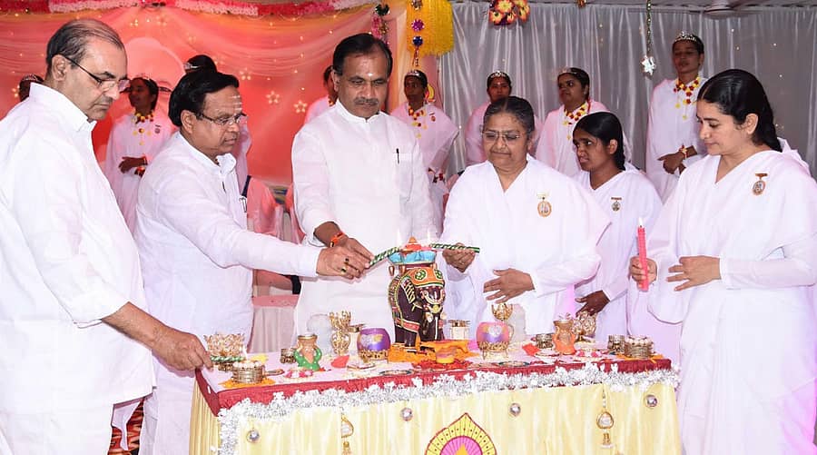 ಬೀದರ್ನಲ್ಲಿ ಆಯೋಜಸಿದ್ದ ಆಯೋಜಿಸಿದ್ದ ದೀಪಾವಳಿ ಸ್ನೇಹ ಮಿಲನ ಹಾಗೂ ಸಮರ್ಪಿತ ಬ್ರಹ್ಮಕುಮಾರಿ ಸಹೋದರಿಯರ ಜನ್ಮೋತ್ಸವ ಕಾರ್ಯಕ್ರಮವನ್ನು ಕೇಂದ್ರ ರಾಸಾಯನಿಕ, ರಸಗೊಬ್ಬರ ಖಾತೆ ರಾಜ್ಯ ಸಚಿವ ಭಗವಂತ ಖೂಬಾ ಉದ್ಘಾಟಿಸಿದರು. ಬಿಜೆಪಿ ಮುಖಂಡ ಗುರುನಾಥ ಕೊಳ್ಳೂರ, ಪ್ರತಿಮಾ ಬಹಿನ್ಜಿ ಇದ್ದರು