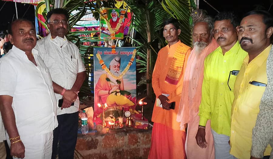 ಬೀದರ್‌ನ ತಾಲ್ಲೂಕಿನ ಹೊನ್ನಡ್ಡಿ ಗ್ರಾಮದಲ್ಲಿ ಟೋಕರೆ ಕೋಲಿ ಸಮಾಜ ಸಂಘದಿಂದ ಏರ್ಪಡಿಸಿದ್ದ ವಾಲ್ಮೀಕಿ ಜಯಂತಿ ಆಚರಣೆ ಕಾರ್ಯಕ್ರಮದಲ್ಲಿ ರಾಜ್ಯ ಕೈಗಾರಿಕೆ ಮತ್ತು ಮೂಲಸೌಲಭ್ಯ ಅಭಿವೃದ್ದಿ ನಿಗಮದ ಅಧ್ಯಕ್ಷ ಶೈಲೇಂದ್ರ ಬೆಲ್ದಾಳೆ ಪೂಜೆ ಸಲ್ಲಿಸಿದರು. ಜಗನ್ನಾಥ ಜಮಾದಾರ್, ದತ್ತಾತ್ರೇಯ ಗುರೂಜಿ, ಶಾಂತಿಬಾಬಾ, ಸುನೀಲ್‌ ಭಾವಿಕಟ್ಟಿ ಇದ್ದಾರೆ