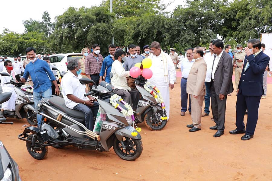 ಹಾಸನ ಜಿಲ್ಲಾ ಕ್ರೀಡಾಂಗಣದಲ್ಲಿ ನಡೆದ ಕಾರ್ಯಕ್ರಮದಲ್ಲಿ ಸಚಿವ ಕೆ.ಗೋಪಾಲಯ್ಯ ಅವರು ಅಂಗವಿಕಲರಿಗೆ ತ್ರಿಚಕ್ರ ವಾಹನ ನೀಡಿದರು. ಆರ್‌.ಗಿರೀಶ್‌, ಬಿ.ಎ.ಪರಮೇಶ್‌, ಆರ್.ಮೋಹನ್‌ ಇದ್ದಾರೆ