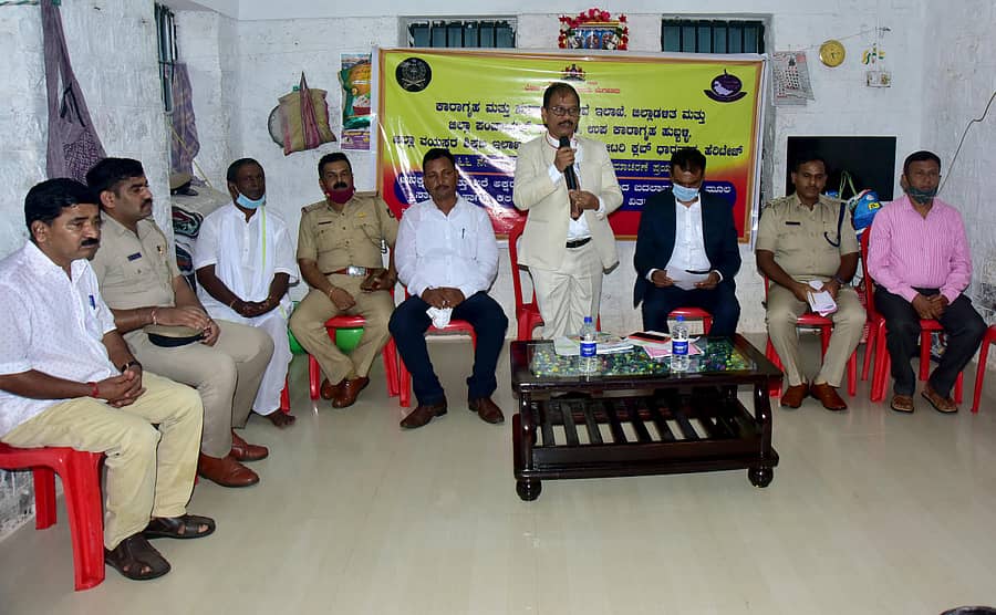 ಹುಬ್ಬಳ್ಳಿಯ ಉಪ ಕಾರಾಗೃಹದಲ್ಲಿ ಸೋಮವಾರ ‘ಕಲಿಕೆಯಿಂದ ಬದಲಾವಣೆ’ಗಾಗಿ ಕಾರ್ಯಕ್ರಮದಡಿ ಹಮ್ಮಿಕೊಂಡಿದ್ದ ಕೈದಿಗಳಿಗೆ ಕಲಿಕಾ ಬೋಧನಾ ಸಾಮಾಗ್ರಿಗಳ ವಿತರಣೆ ಕಾರ್ಯಕ್ರಮದಲ್ಲಿ ನಗರದ ಒಂದನೇ ಹೆಚ್ಚುವರಿ ಮತ್ತು ಸೆಷನ್ಸ್ ನ್ಯಾಯಾಧೀಶ ದೇವೇಂದ್ರಪ್ಪ ಎನ್. ಬಿರಾದಾರ ಮಾತನಾಡಿದರು