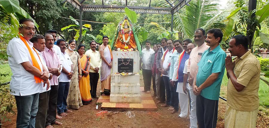 ಚಾಮರಾಜನಗರ ತಾಲ್ಲೂಕು ಕನ್ನಡ ಯುವಕ ಸಂಘದ ವತಿಯಿಂದ ನಡೆದ ರಾಜ್ಯೋತ್ಸವದಲ್ಲಿ ಚಾಮರಾಜೇಶ್ವರ ಉದ್ಯಾನದಲ್ಲಿರುವ ಭುವನೇಶ್ವರಿ ಪ್ರತಿಮೆಗೆ ಪುಷ್ಪಾರ್ಚನೆ ಮಾಡಲಾಯಿತು