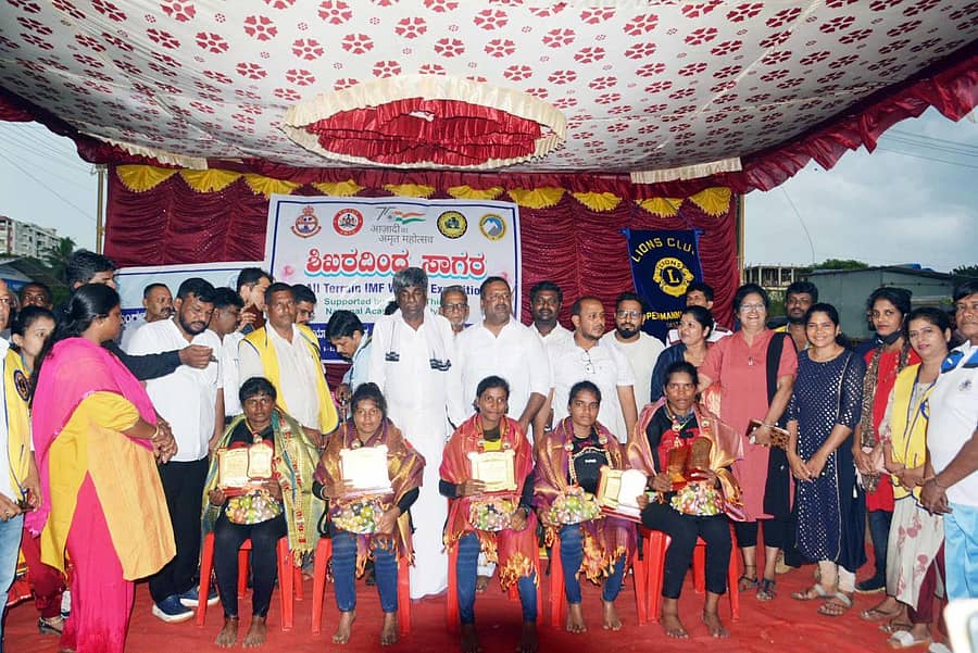 ಸಾಹಸ ಯಾನ ಪೂರ್ಣಗೊಳಿಸಿದ ಯುವತಿಯರನ್ನು ಉಳ್ಳಾಲದಲ್ಲಿ ಸೋಮವಾರ ಸನ್ಮಾನಿಸಲಾಯಿತು.