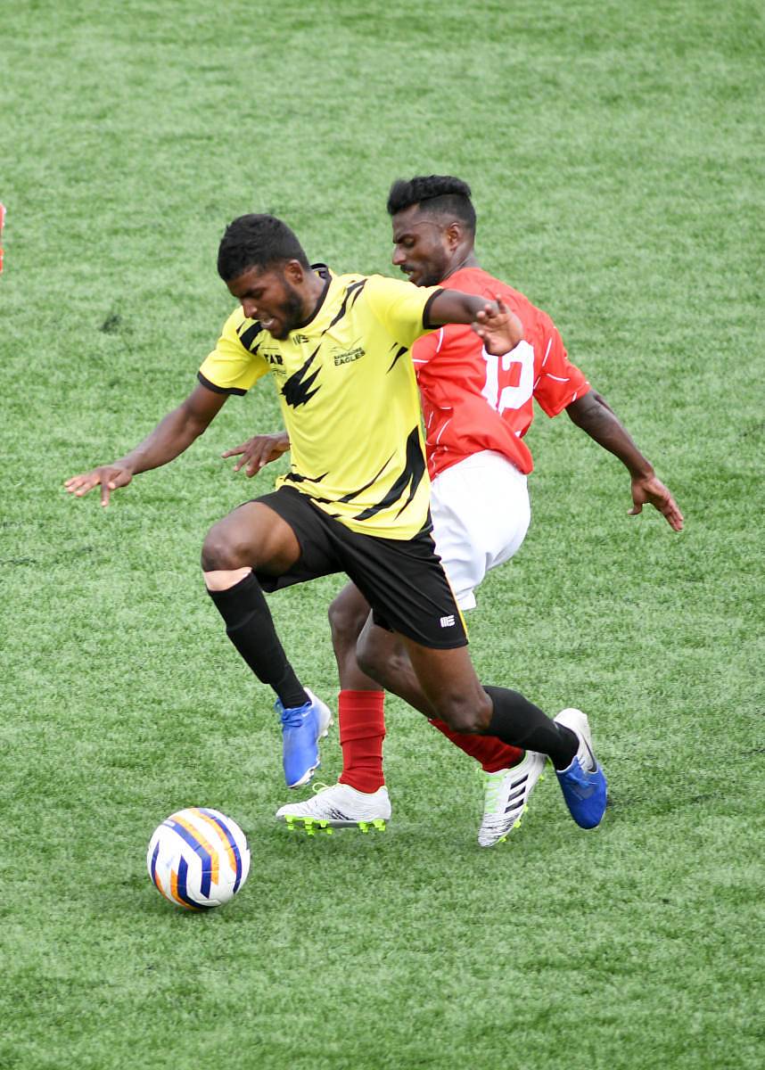 ಚೆಂಡಿನ ಮೇಲೆ ಹಿಡಿತ ಸಾಧಿಸಲು ಜವಾಹರ್ ಯೂನಿಯನ್ ಎಫ್ಸಿಯ ಲಿಜಿತ್ (ಬಲ) ಮತ್ತು ಬೆಂಗಳೂರು ಈಗಲ್ಸ್ನ ವಿಜಯ್ ತಂಗವೇಲು ಪ್ರಯತ್ನಿಸಿದರು –ಪ್ರಜಾವಾಣಿ ಚಿತ್ರ