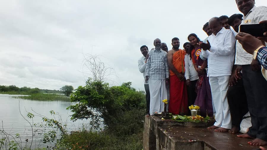 ಶಾಸಕ ಸಿ.ಪುಟ್ಟರಂಗಶೆಟ್ಟಿ ಯಡಿಯೂರು ಗ್ರಾಮದ ಹೊಸಕೆರೆಗೆ ಪೂಜೆ ಸಲ್ಲಿಸಿ ಬಾಗಿನ ಅರ್ಪಿಸಿದರು