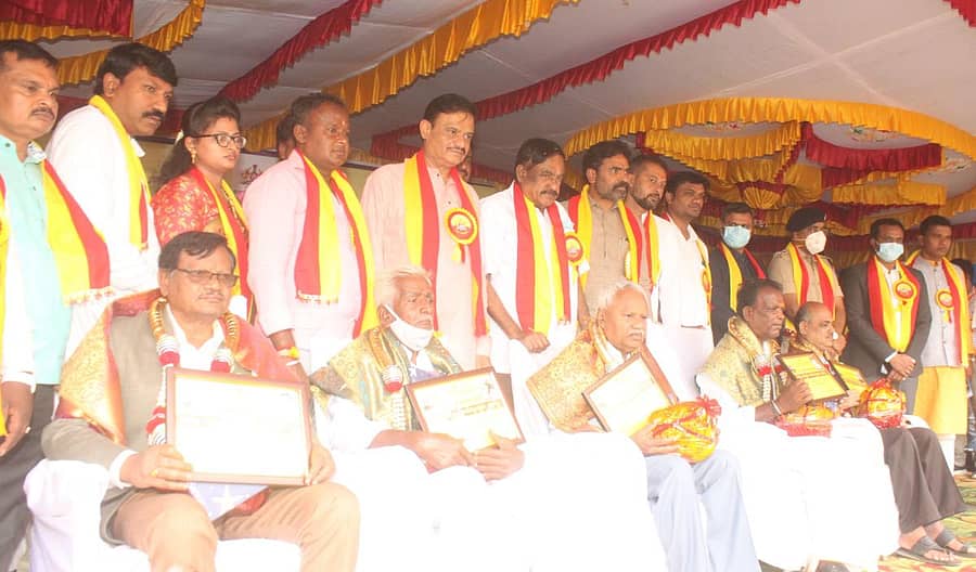 ಕೋಲಾರದಲ್ಲಿ ಸೋಮವಾರ ನಡೆದ ಕನ್ನಡ ರಾಜ್ಯೋತ್ಸವ ಸಮಾರಂಭದಲ್ಲಿ ವಿವಿಧ ಕ್ಷೇತ್ರಗಳ ಸಾಧಕರಿಗೆ ಜಿಲ್ಲಾ ಮಟ್ಟದ ರಾಜ್ಯೋತ್ಸವ ಪ್ರಶಸ್ತಿ ನೀಡಿ ಸನ್ಮಾನಿಸಲಾಯಿತು