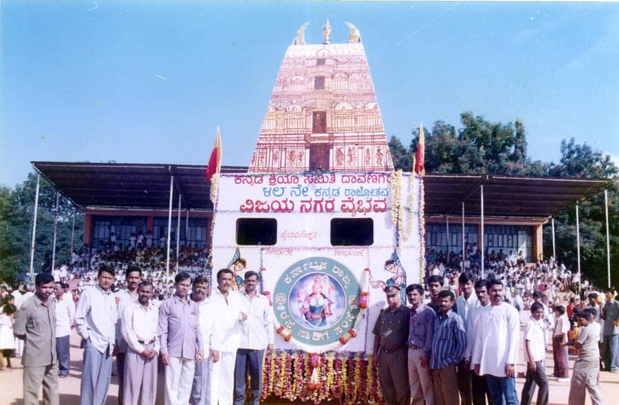 ದಾವಣಗೆರೆಯಲ್ಲಿ 48ನೇ ಕರ್ನಾಟಕ ರಾಜ್ಯೋತ್ಸವದಂದು ರಾಜ್ಯ ರಸ್ತೆ ಸಾರಿಗೆ ಸಂಸ್ಥೆಯ ಕನ್ನಡ ಕ್ರಿಯಾ ಸಮಿತಿಯಿಂದ ಸಿದ್ಧಪಡಿಸಿದ್ದ ಸ್ತಬ್ಧಚಿತ್ರ.