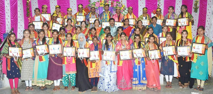 ಕನ್ನಡದಲ್ಲಿ ಅತಿ ಹೆಚ್ಚು ಅಂಕ ಪಡೆದ ವಿದ್ಯಾರ್ಥಿಗಳಿಗೆ ‘ಕನ್ನಡ ರತ್ನ’ ಪ್ರಶಸ್ತಿ ಪ್ರದಾನ ಮಾಡಿದ ನವಜ್ಯೋತಿ ಸಾಂಸ್ಕೃತಿಕ ಸೇವಾ ಸಂಸ್ಥೆ.