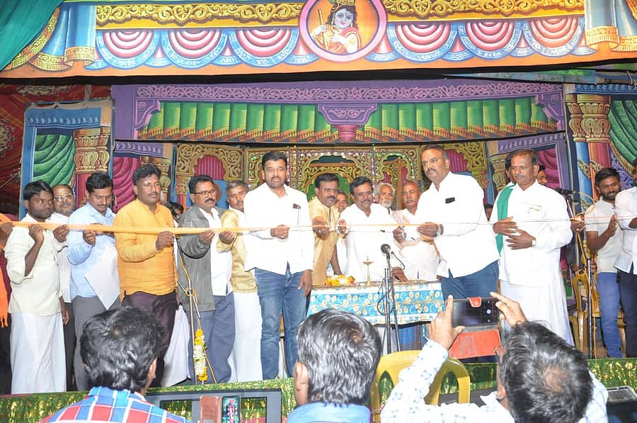 ಕೊಪ್ಪಳ ತಾಲ್ಲೂಕಿನ ಹ್ಯಾಟಿ ಗ್ರಾಮದಲ್ಲಿ ಮಹರ್ಷಿ ವಾಲ್ಮೀಕಿ ಜಯಂತಿ ಅಂಗವಾಗಿ ನಡೆದ ಸಾಮಾಜಿಕ ನಾಟಕ ಪ್ರದರ್ಶನಕ್ಕೆ ನಗರಸಭೆ ಸದಸ್ಯ ಅಮ್ಜದ್ ಪಟೇಲ್ ಚಾಲನೆ ನೀಡಿದರು. ತೋಟಪ್ಪ ಕಾಮನೂರ, ಚಿನ್ನಪ್ಪ ರಡ್ಡೇರ, ಹನಮಂತ ಕುರಿ, ಪರುಶುರಾಮ ಕೆರೆಹಳ್ಳಿ ಇದ್ದರು