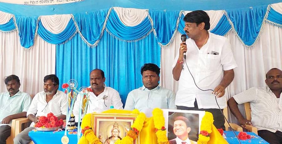 ಕನಕಗಿರಿ ಶಾಸಕರ ಮಾದರಿಯ ಹಿರಿಯ ಪ್ರಾಥಮಿಕ ಶಾಲೆ ಆವರಣದಲ್ಲಿ ಶನಿವಾರ ನಡೆದ ಕ್ರಿಕೆಟ್ ಪಂದ್ಯಾವಳಿಯಲ್ಲಿ ಬಿಜೆಪಿ ಮಂಡಲ ಅಧ್ಯಕ್ಷ ಮಹಾಂತೇಶ ಸಜ್ಜನ್ ಮಾತನಾಡಿದರು