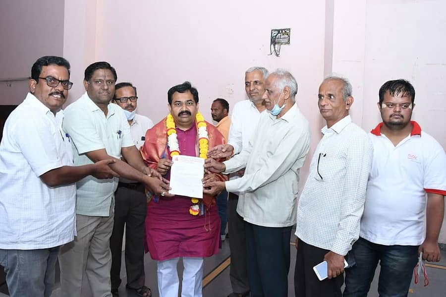 ಸನ್ನತಿಯ ಚಂದ್ರಲಾ ಪರಮೇಶ್ವರಿ ಕ್ಷೇತ್ರಕ್ಕೆ ಬಸ್ ಸೌಲಭ್ಯ ಕಲ್ಪಿಸುವಂತೆ ಕಲ್ಯಾಣ ಕರ್ನಾಟಕ ರಸ್ತೆ ಸಾರಿಗೆ ಸಂಸ್ಥೆ ಅಧ್ಯಕ್ಷ ರಾಜಕುಮಾರ ಪಾಟೀಲ ತೆಲ್ಕೂರ್ ಅವರಿಗೆ ಮನವಿ ಸಲ್ಲಿಸಲಾಯಿತು