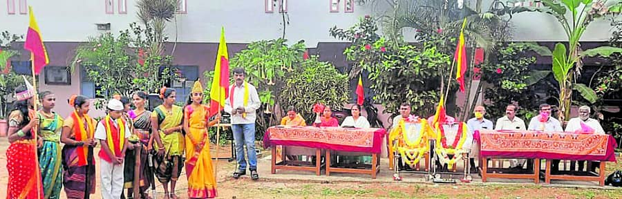 ಚಿಕ್ಕಬಳ್ಳಾಪುರ ತಾಲ್ಲೂಕು ಆವಲಗುರ್ಕಿ ಶಾಲೆಯಲ್ಲಿ ನಡೆದ ಕನ್ನಡ ರಾಜ್ಯೋತ್ಸವದಲ್ಲಿ ಮಕ್ಕಳು ಸಾಂಸ್ಕೃತಿಕ ಕಾರ್ಯಕ್ರಮ ಪ್ರದರ್ಶಿಸಿದರು