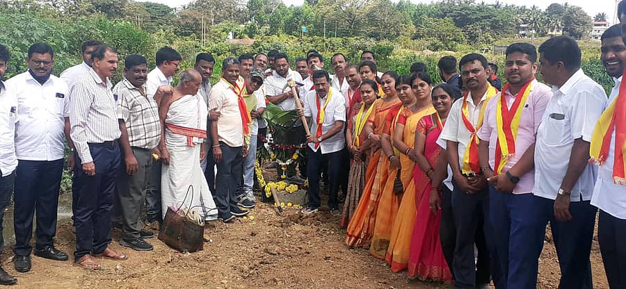 ಸಾಗರದ ಗಣಪತಿ ಕೆರೆ ಪಕ್ಕದಲ್ಲಿರುವ ಶಾಶ್ವತ ಧ್ವಜಸ್ತಂಭದ ಬಳಿ ₹ 1.45 ಕೋಟಿ ವೆಚ್ಚದಲ್ಲಿ ಕೆರೆಗೆ ನೀರೊದಗಿಸುವ ಕಾಲುವೆ ನಿರ್ಮಾಣ ಕಾಮಗಾರಿಗೆ ಸೋಮವಾರ ಶಾಸಕ ಎಚ್.ಹಾಲಪ್ಪ ಹರತಾಳು ಭೂಮಿಪೂಜೆ ನೆರವೇರಿಸಿದರು.