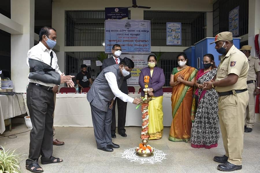 ಜಿಲ್ಲಾ ಕಾರಾಗೃಹದಲ್ಲಿ ವಿಚಾರಣಾ ಕೈದಿಗಳಿಗೆ ಹಮ್ಮಿಕೊಂಡಿದ್ದ ಕಾನೂನು ಅರಿವು ಕಾರ್ಯಕ್ರಮನ್ನು ಜಿಲ್ಲಾ ಪಂಚಾಯಿತಿ ಸಿಇಒ ಪಿ.ಶಿವಶಂಕರ್ ಉದ್ಘಾಟಿಸಿದರು. ನ್ಯಾಯಾಧೀಶರಾದ ಲಕ್ಷ್ಮಿಕಾಂತ ಮಿಸ್ಕಿನ್, ಭಾನುಮತಿ, ಜಿಲ್ಲಾ ಪಂಚಾಯಿತಿ ಯೋಜನಾ ನಿರ್ದೇಶಕರಾದ ಧನುರೇಣುಕಾ, ಜಿಲ್ಲಾ ವಯಸ್ಕರ ಶಿಕ್ಷಣಾಧಿಕಾರಿ ನಾಜಿಯಾ ಖಾತೂನ್ ಇದ್ದರು