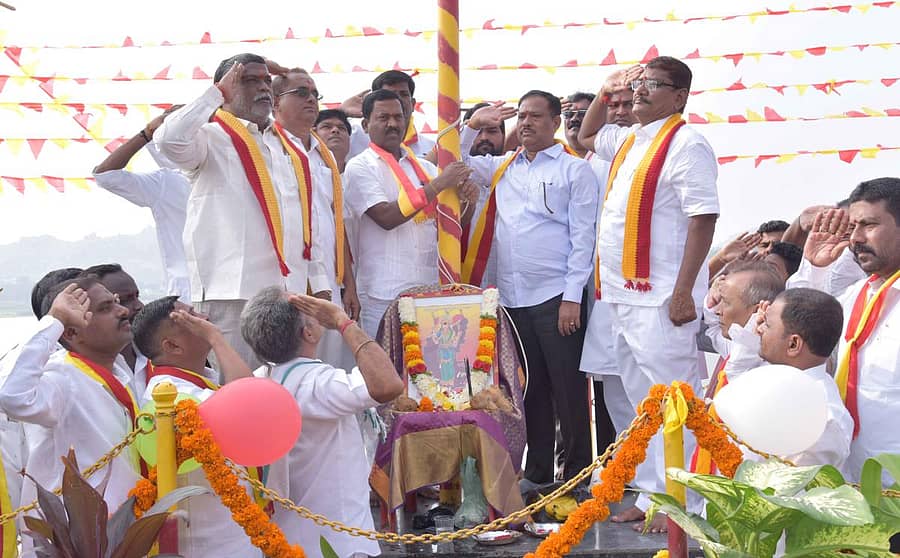 ರಾಯಚೂರು ನಗರದ ಮಾವಿನಕೆರೆ ಕಟ್ಟೆ ಹತ್ತಿರ ಕರ್ನಾಟಕ ರಾಜ್ಯೋತ್ಸವ ಆಚರಿಸಲಾಯಿತು. ಶಾಸಕ ಡಾ.ಶಿವರಾಜ ಪಾಟೀಲ ಸೇರಿ ಹಲವರು ಇದ್ದರು