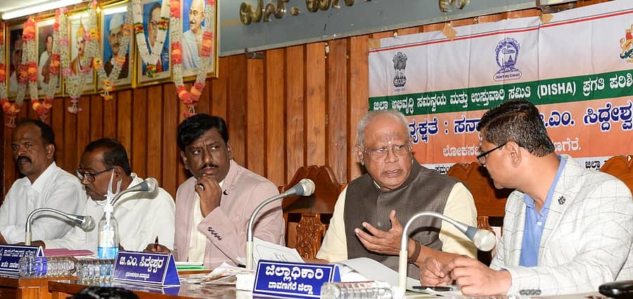 ದಾವಣಗೆರೆಯಲ್ಲಿ ಮಂಗಳವಾರ ನಡೆದ ಜಿಲ್ಲಾ ಅಭಿವೃದ್ಧಿ ಸಮನ್ವಯ ಮತ್ತು ಉಸ್ತುವಾರಿ ಸಮಿತಿ (ದಿಶಾ) ಪ್ರಗತಿ ಪರಿಶೀಲನಾ ಸಭೆಯಲ್ಲಿ ಸಂಸದ ಜಿ.ಎಂ. ಸಿದ್ದೇಶ್ವರ ಹಾಗೂ ಜಿಲ್ಲಾಧಿಕಾರಿ ಮಹಾಂತೇಶ ಬೀಳಗಿ ಚರ್ಚಿಸಿದರು. ಮೇಯರ್ ಎಸ್.ಟಿ. ವೀರೇಶ್, ಶಾಸಕ ಪ್ರೊ.ಎನ್. ಲಿಂಗಣ್ಣ, ಜಿಲ್ಲಾ ಪಂಚಾಯಿತಿ ಸಿಇಒ ಡಾ.ವಿಜಯ ಮಹಾಂತೇಶ ದಾನಮ್ಮನವರ್ ಇದ್ದಾರೆ. –ಪ್ರಜಾವಾಣಿ ಚಿತ್ರ