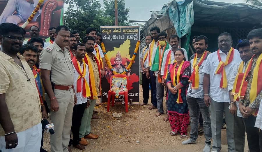 ತಾವರಗೇರಾ ಪಟ್ಟಣದ ಶ್ಯಾಮೀದ್ ಅಲಿ ವೃತ್ತದಲ್ಲಿ ಕರ್ನಾಟಕ ರಾಜ್ಯೋತ್ಸವ ಆಚರಿಸಲಾಯಿತು