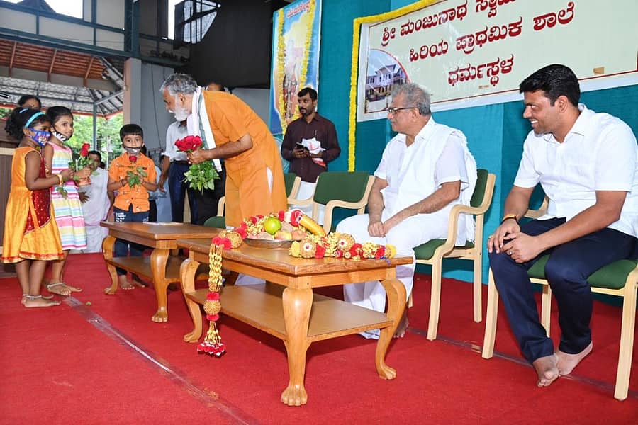 ಧರ್ಮಸ್ಥಳದ ಮಂಜುನಾಥ ಸ್ವಾಮಿ ಅನುದಾನಿತ ಹಿರಿಯ ಪ್ರಾಥಮಿಕ ಶಾಲೆಗೆ ಮಂಗಳವಾರ ಭೇಟಿ ನೀಡಿದ ಪ್ರಾಥಮಿಕ ಮತ್ತು ಪ್ರೌಢ ಶಿಕ್ಷಣ ಸಚಿವ ಬಿ.ಸಿ. ನಾಗೇಶ್, ಪುಟಾಣಿಗಳಿಗೆ ಗುಲಾಬಿ ಹೂವು ನೀಡಿ ಶಾಲೆಗೆ ಸ್ವಾಗತಿಸಿದರು. ಧರ್ಮಾಧಿಕಾರಿ ಡಿ. ವೀರೇಂದ್ರ ಹೆಗ್ಗಡೆ, ಶಾಸಕ ಹರೀಶ್ ಪೂಂಜ ಇದ್ದರು.