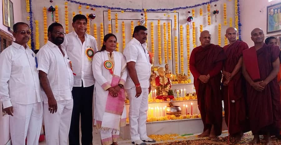 ಬೀದರ್ನ ಬ್ಯಾಂಕ್ ಕೊಲೊನಿಯ ಸಿದ್ಧಾರ್ಥ ಬೌದ್ಧ ವಿಹಾರ ಸಮಿತಿ ವತಿಯಿಂದ ಆಯೋಜಿಸಿದ್ದ ವರ್ಷಾವಾಸ ಸಮಾರೋಪ ಸಮಾರಂಭದಲ್ಲಿ ನಗರಸಭೆ ಸದಸ್ಯ ಪ್ರಭುಶೆಟ್ಟಿ ಪಾಟೀಲ, ದಿಗಂಬರ್ ಮಡಿವಾಳ, ಧನರಾಜ್ ಹಂಗರಗಿ, ಲುಂಬಣಿ ಗೌತಮ. ಪೂಜ್ಯ ಭಂತೆ ಜ್ಞಾನಸಾಗರ, ಭಂತೆ ವರಜ್ಯೋತಿ ಮತ್ತು ಭಂತೆ ಸಂಘರಕ್ಕಿತ ಇದ್ದರು