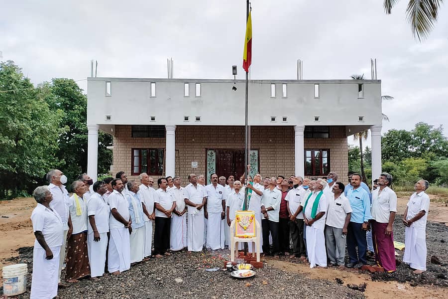 ಜಿಲ್ಲಾ ತಮಿಳು ಸಂಘದ ಅಧ್ಯಕ್ಷ ಚಿನ್ನಸ್ವಾಮಿ ನಾಡ ಧ್ವಜಾರೋಹಣ ನೆರವೇರಿಸಿದರು