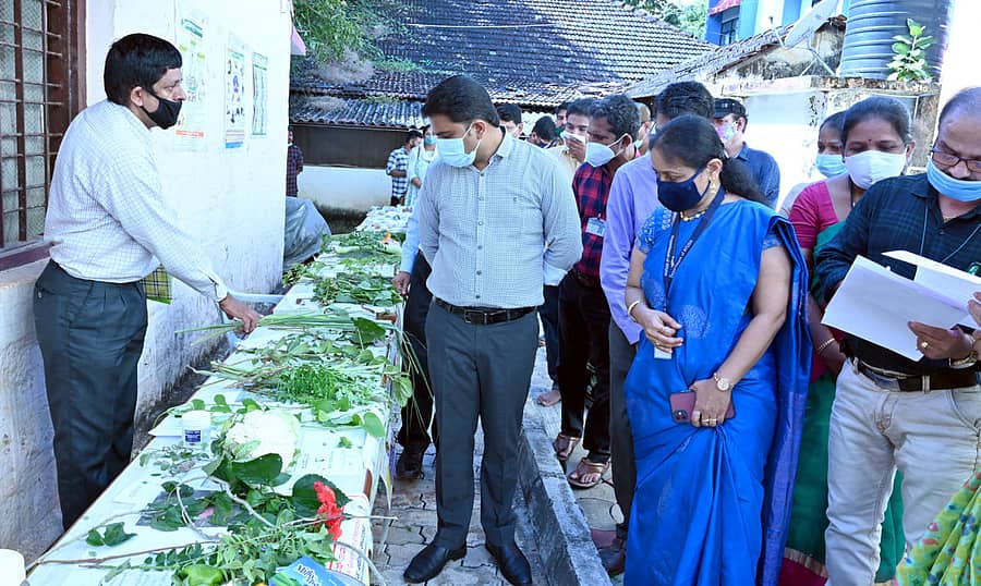 ಕಾರವಾರದಲ್ಲಿ ಮಂಗಳವಾರ ಹಮ್ಮಿಕೊಳ್ಳಲಾದ ಆಯುರ್ವೇದ ದಿನಾಚರಣೆ ಮತ್ತು ಧನ್ವಂತರಿ ಜಯಂತಿ ಕಾರ್ಯಕ್ರಮದಲ್ಲಿ ಆಯುರ್ವೇದ ಉತ್ಪನ್ನಗಳ ಪ್ರದರ್ಶನವನ್ನು ಜಿಲ್ಲಾಧಿಕಾರಿ ವೀಕ್ಷಿಸಿದರು. ಜಿಲ್ಲಾ ಆಯುಷ್ ಅಧಿಕಾರಿ ಡಾ.ಲಲಿತಾ ಶೆಟ್ಟಿ ಚಿತ್ರದಲ್ಲಿದ್ದಾರೆ.