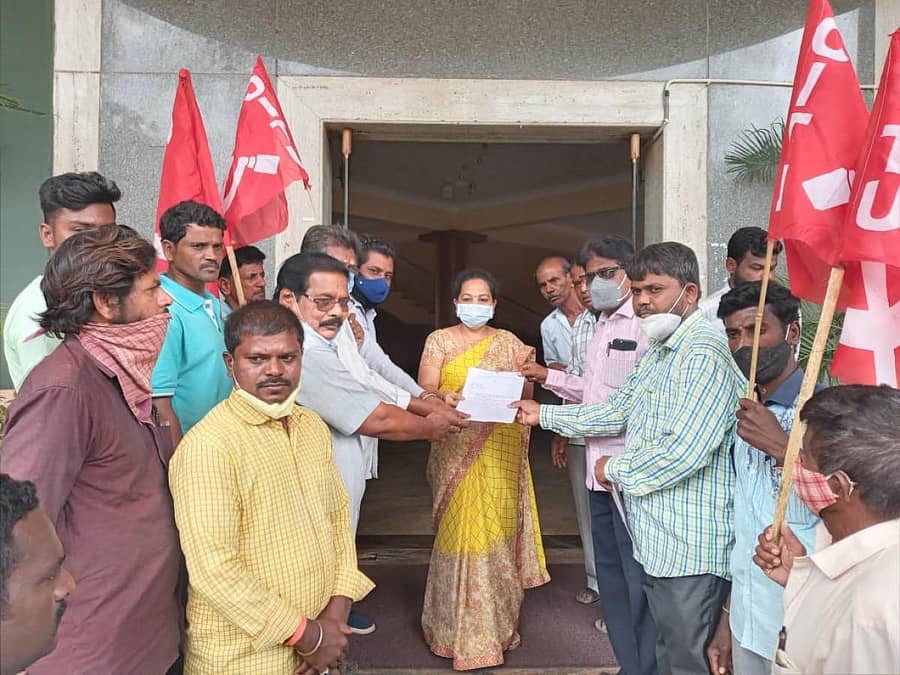 ಹೊಸಪೇಟೆಯಲ್ಲಿ ಮಂಗಳವಾರ ಜಿಲ್ಲಾಧಿಕಾರಿ ಅನುಪಸ್ಥಿತಿಯಲ್ಲಿ ಗ್ರೇಡ್–2 ತಹಶೀಲ್ದಾರ್ ಮೇಘನಾ ಅವರು ಸಿಐಟಿಯು ಕಾರ್ಯಕರ್ತರ ಮನವಿ ಪತ್ರವನ್ನು ಸ್ವೀಕರಿಸಿದರು