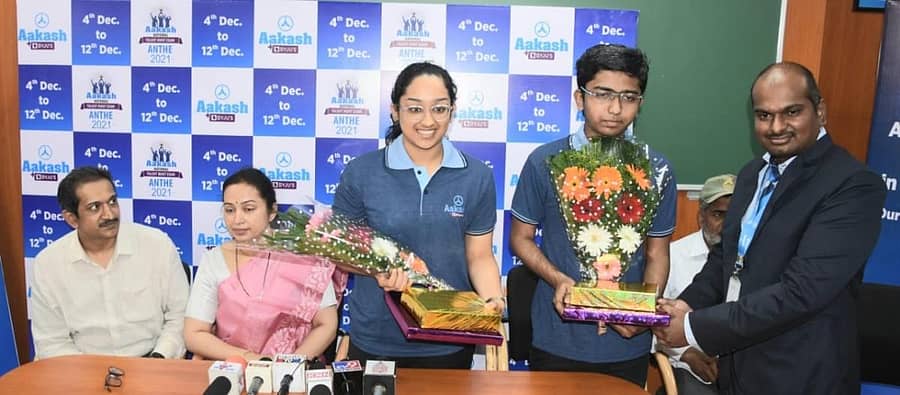 ರಾಷ್ಟ್ರೀಯ ಅರ್ಹತಾ ಪ್ರವೇಶ ಪರೀಕ್ಷೆ (ಎನ್ಇಇಟಿ) ಉತ್ತಮ ಸಾಧನೆ ತೋರಿರುವ ರೋಶ್ನಿ ತೀರ್ಥಹಳ್ಳಿ ಮತ್ತು ಮಹಮ್ಮದ್ ಕೈಫ್ ಮುಲ್ಲಾ ಅವರನ್ನು ಬೆಳಗಾವಿಯ ಆಕಾಶ್ ಸಂಸ್ಥೆಯಲ್ಲಿ ಉಪನ್ಯಾಸಕ ಎ.ಹರಿಕೃಷ್ಣನ್ ಮಂಗಳವಾರ ಅಭಿನಂದಿಸಿದರು