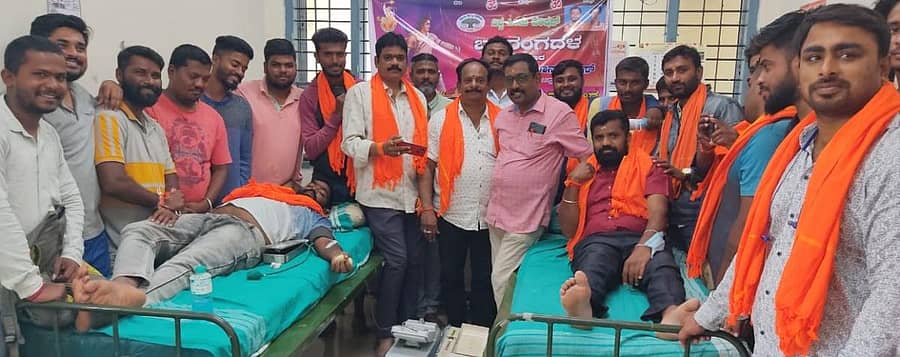 ಅಯೋಧ್ಯ ಬಲಿದಾನ ದಿವಸ್ ಅಂಗವಾಗಿ ವಿಶ್ವ ಹಿಂದೂ ಪರಿಷತ್ ಹಾಗೂ ಬಜರಂಗ ದಳ ವತಿಯಿಂದ ಕೋಲಾರದ ಎಸ್ಎನ್ಆರ್ ಜಿಲ್ಲಾ ಆಸ್ಪತ್ರೆ ರಕ್ತನಿಧಿ ಕೇಂದ್ರದಲ್ಲಿ ಮಂಗಳವಾರ ರಕ್ತದಾನ ಶಿಬಿರ ನಡೆಸಲಾಯಿತು