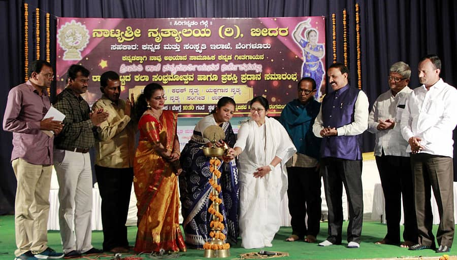 ಬೀದರ್ನಲ್ಲಿ ರಾಜ್ಯ ಮಟ್ಟದ ಕಲಾ ಸಂಭ್ರಮೋತ್ಸವ ಹಾಗೂ ಪ್ರಶಸ್ತಿ ಪ್ರದಾನ ಸಮಾರಂಭವನ್ನು ಪ್ರೊಬೇಷನರಿ ಐಎಎಸ್ ಅಧಿಕಾರಿ ಕೀರ್ತನಾ ಎಚ್.ಎಸ್ ಹಾಗೂ ಬಸವ ಸೇವಾ ಪ್ರತಿಷ್ಠಾನದ ಗಂಗಾಬಿಕೆ ಅಕ್ಕ ಜಂಟಿಯಾಗಿ ಉದ್ಘಾಟಿಸಿದರು. ಬಸವರಾಜ ಮೂಲಗೆ, ಸಿದ್ರಾಮ ಶಿಂಧೆ, ಸತ್ಯಮೂರ್ತಿ, ರಾಣಿ ಸತ್ಯಮೂರ್ತಿ, ಅನಂತ ಚಿಂಚನಸೂರು, ಸದಾನಂದ ಪೆರ್ಲಾ, ಸಿದ್ರಾಮಪ್ಪ ಮಾಸಿಮಾಡೆ, ರಾಜೇಂದ್ರಕುಮಾರ ಗಂದಗೆ ಇದ್ದಾರೆ