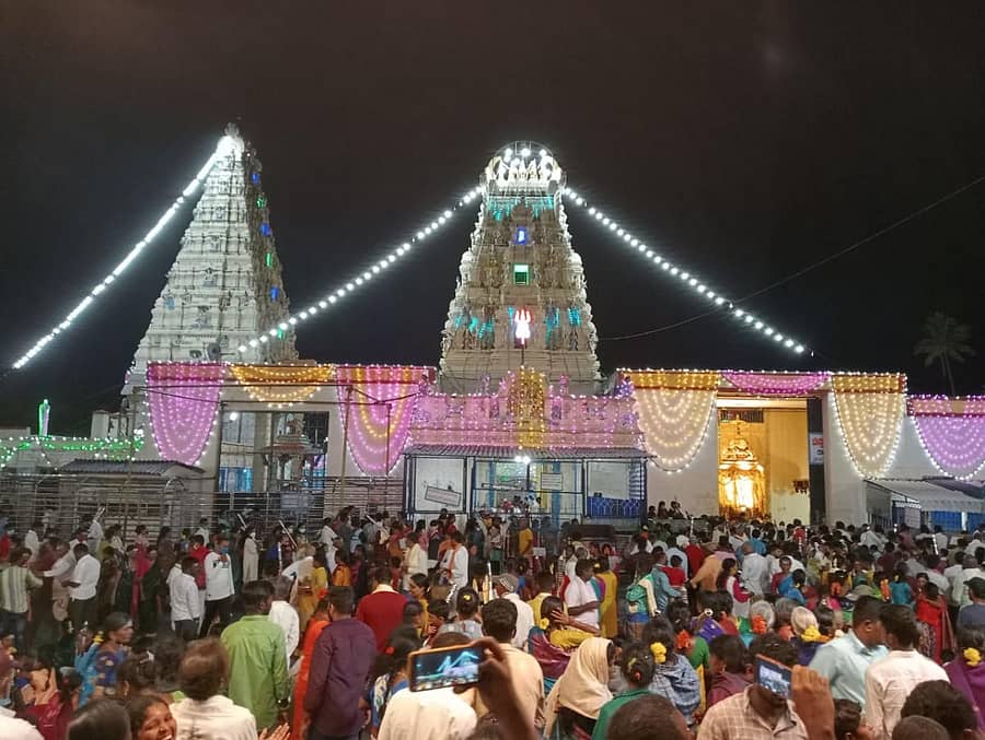 ದೀಪಾವಳಿ ಅಂಗವಾಗಿ ಮಲೆ ಮಹದೇಶ್ವರಸ್ವಾಮಿ ದೇವಾಲಯವನ್ನು ವಿದ್ಯುತ್ ದೀಪಗಳಿಂದ ಅಲಂಕರಿಸಲಾಗಿದೆ