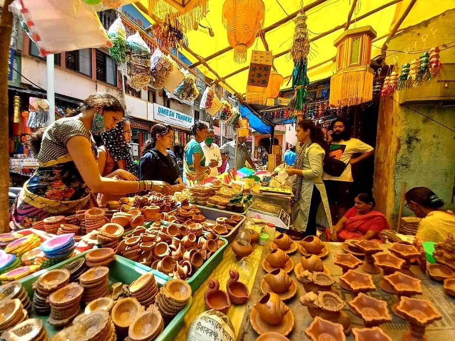 ಬೆಳಗಾವಿಯ ಪಾಂಗುಳ ಗಲ್ಲಿಯಲ್ಲಿ ದೀಪಾವಳಿ ಅಂಗವಾಗಿ ಗ್ರಾಹಕರು ಹಣತೆಗಳ ಖರೀದಿಯಲ್ಲಿ ತೊಡಗಿದ್ದಾರೆಪ್ರಜಾವಾಣಿ ಚಿತ್ರ