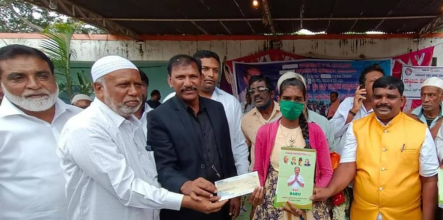 ಉಮ್ರಾ ಚಾರಿಟಬಲ್ ಪ್ರತಿಷ್ಠಾನದ ಅಧ್ಯಕ್ಷ ಹಾಗೂ ಸಮಾಜ ಸೇವಕ ಕೆಜಿಎಫ್ ಬಾಬು ಕೋಲಾರ ತಾಲ್ಲೂಕಿನ ಕ್ಯಾಲನೂರು ಗ್ರಾಮದ ಕರ್ನಾಟಕ ಪಬ್ಲಿಕ್ ಶಾಲೆ ವಿದ್ಯಾರ್ಥಿಗಳಿಗೆ ಮಂಗಳವಾರ ವಿದ್ಯಾ ಪ್ರೋತ್ಸಾಹಧನದ ಚೆಕ್ ವಿತರಿಸಿದರು