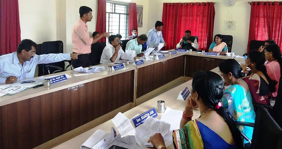 ಕಾರ್ಗಲ್ ಪಟ್ಟಣ ಪಂಚಾಯಿತಿ ಒಳಾಂಗಣದಲ್ಲಿ ನಡೆದ ಮಾಸಿಕ ಸಾಮಾನ್ಯ ಸಭೆಯಲ್ಲಿ ಸದಸ್ಯ ಎಂ. ರಾಜು ಮಾತನಾಡಿದರು. ಅಧ್ಯಕ್ಷೆ ವಾಸಂತಿ ರಮೇಶ್ ಇದ್ದರು.